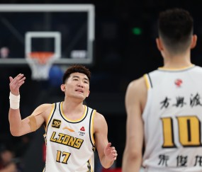 爱游戏(ayx)中国体育注册-包含关键时刻CBA常规赛焦点战，夏洛特黄蜂队长鼓劲，气氛紧张，赛程密集仍需轮换的词条